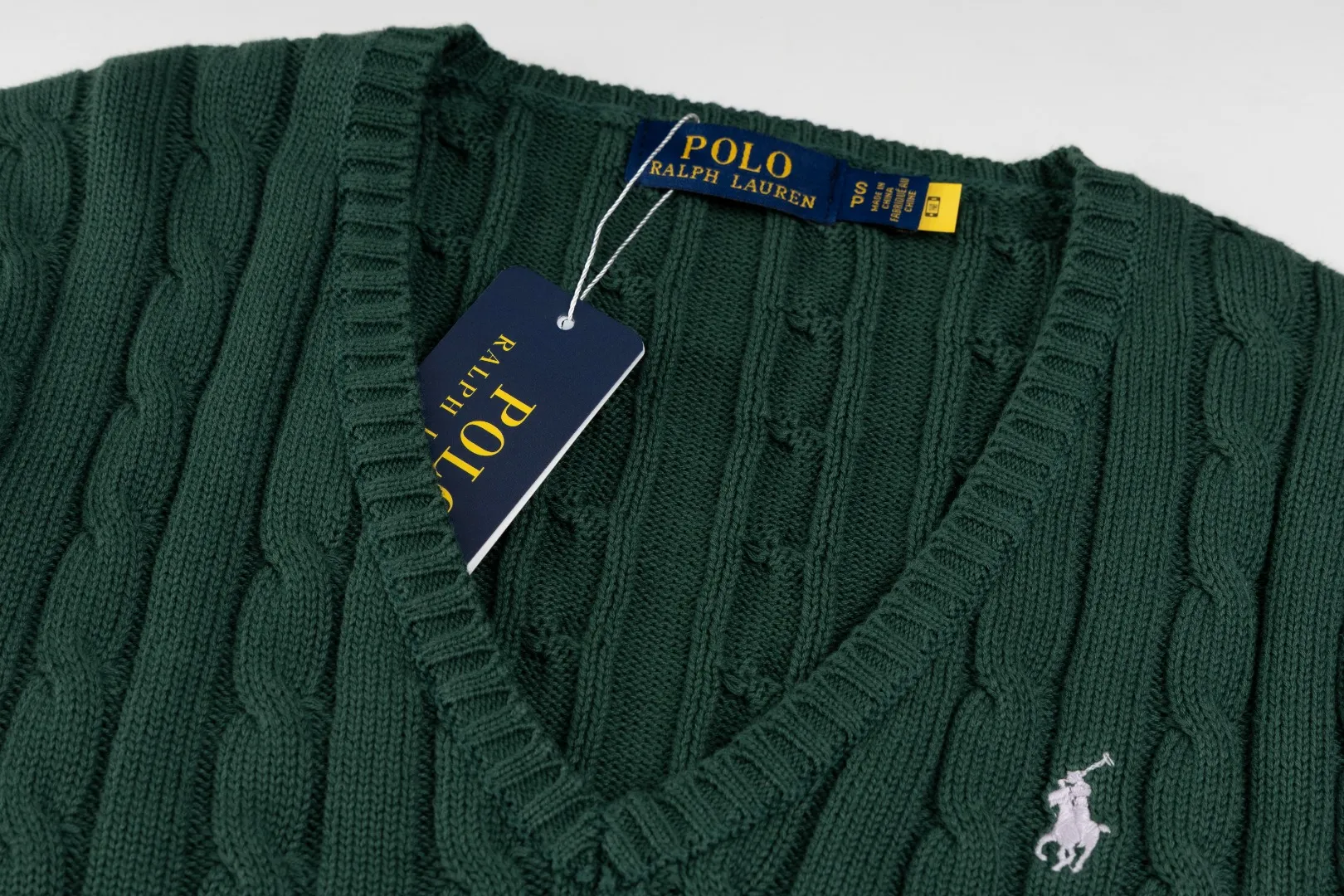 P210 #R90 RALPH LAUREN Thirteen colors of Ralph Lauren classic small label embroidery V-neck pullover cable cardigan sweater women's top, high-density LOGO embroidery on the chest, original customization of tag accessories. Made of pure cotton yarn, pure cotton is skin-friendly and comfortable, small label war horse embroidered twist button V-neck sweater🐎High quality, follow the blogger to learn how to wear it! Let’s buy a Ralph Lauren cable sweater. It’s a super hard-to-find series after it became popular. It’s hard to find one on the official website. It’s simple and practical to wear, with a lazy and loose feel. The thickened fabric has more texture, feels soft and delicate, and has a loose fit. Whether worn alone or layered, you can wear different styles of fashion with just one piece!   Size： Sleeve length: 60/61/62/63